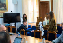 UBB achiziționează un robot umanoid Unitree R1 EDU pentru cercetare și educație în robotică